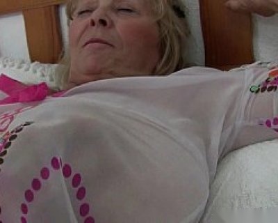 Older slut Shows Big Breasts