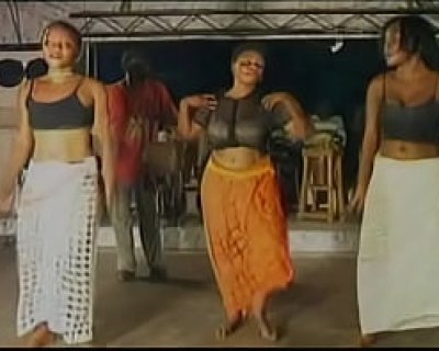 Video Leumbeul Versus shows women dancing in the dark.