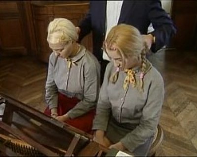 Two Girls Singing Safer666