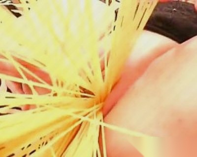 Naughty bimbo Stuffs Her Vagina and Anus With Pasta