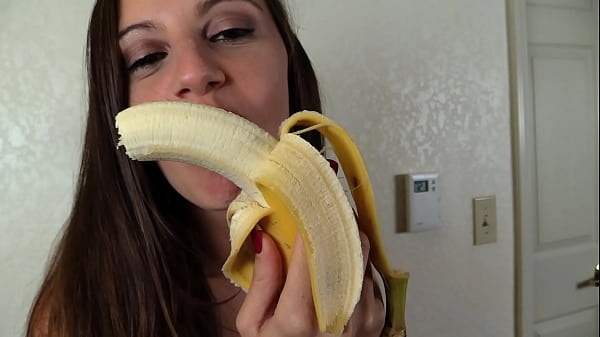 Ashlynn Taylor's Behind-the-Scenes Banana Moment: A Babe's Natural Beauty